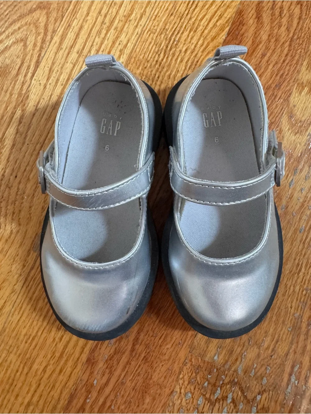 GAP Toddler Girls Metallic Silver Mary Jane Dress Shoes with Velcro Buckle sz 6